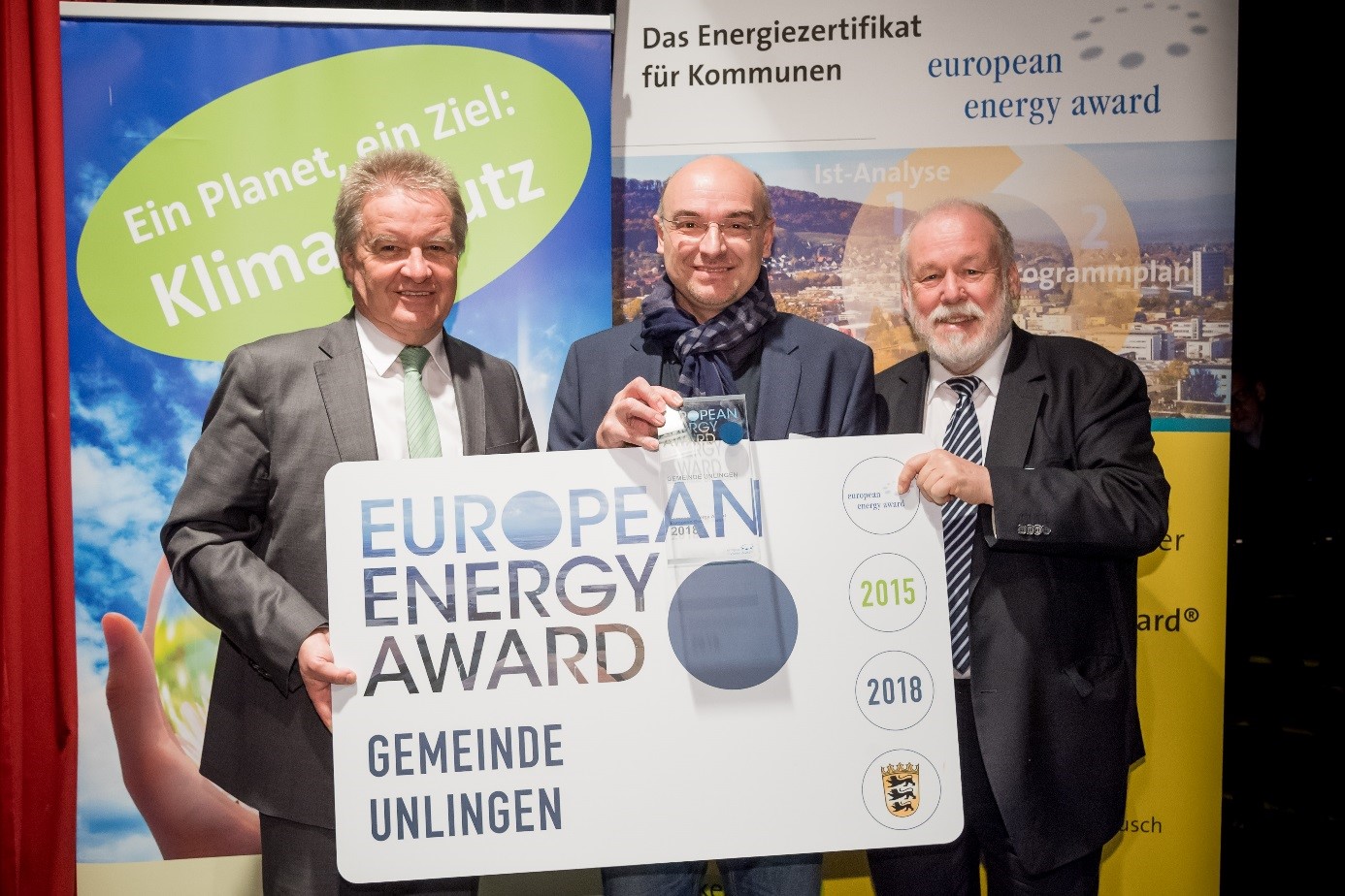  BM Hölz erhält den Preis für die Gemeinde Unlingen aus den Händen von Umweltminister Franz Untersteller und Dr. Armand Dütz, Bundesgeschäftsstelle European Energy Award. 