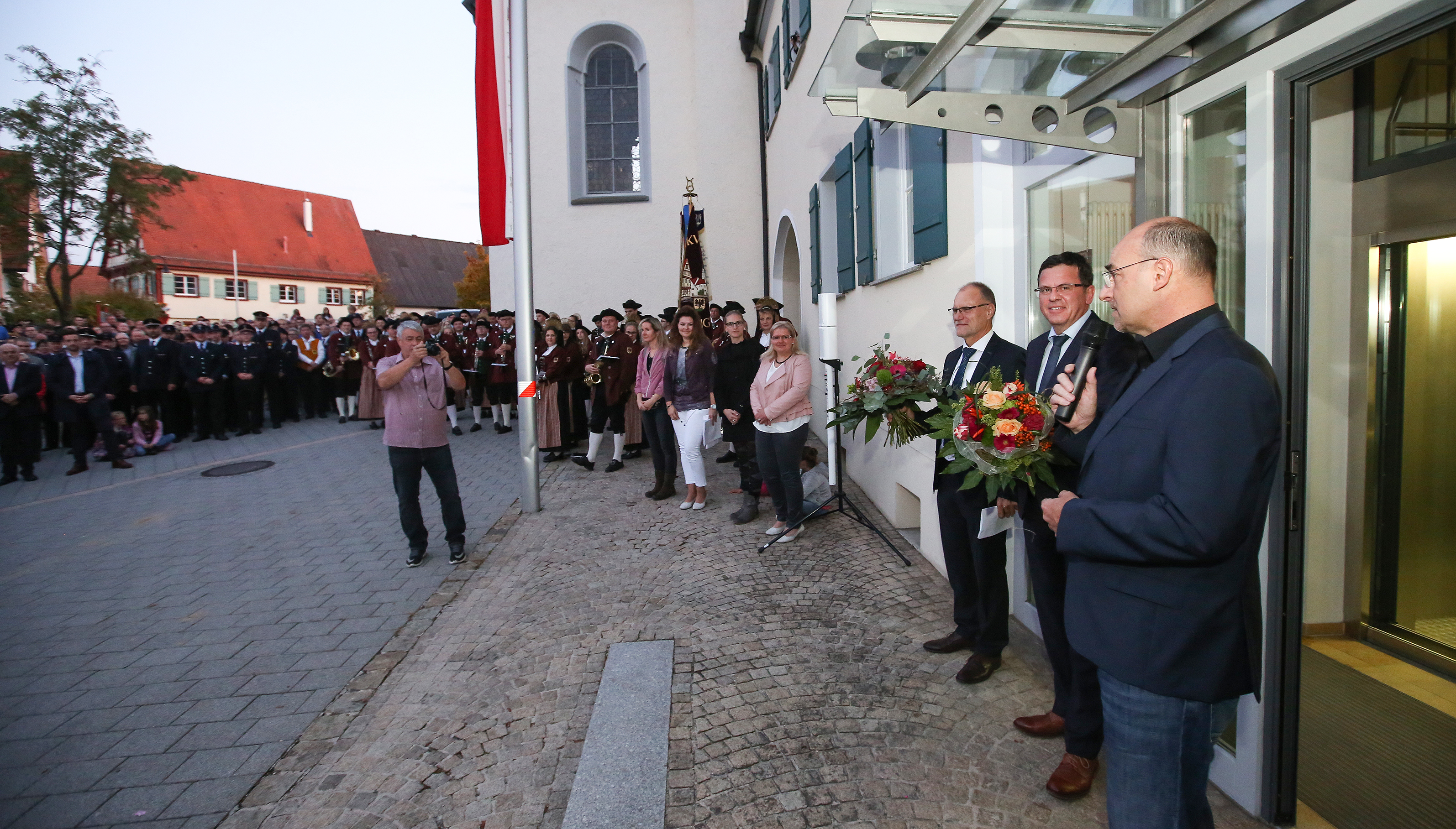  Zahlreiche Gratulanten freuten sich mit dem neugewählten Bürgermeister Herrn Erwin Hölz über das tolle Wahlergebnis (Foto: Thomas Warnack) 