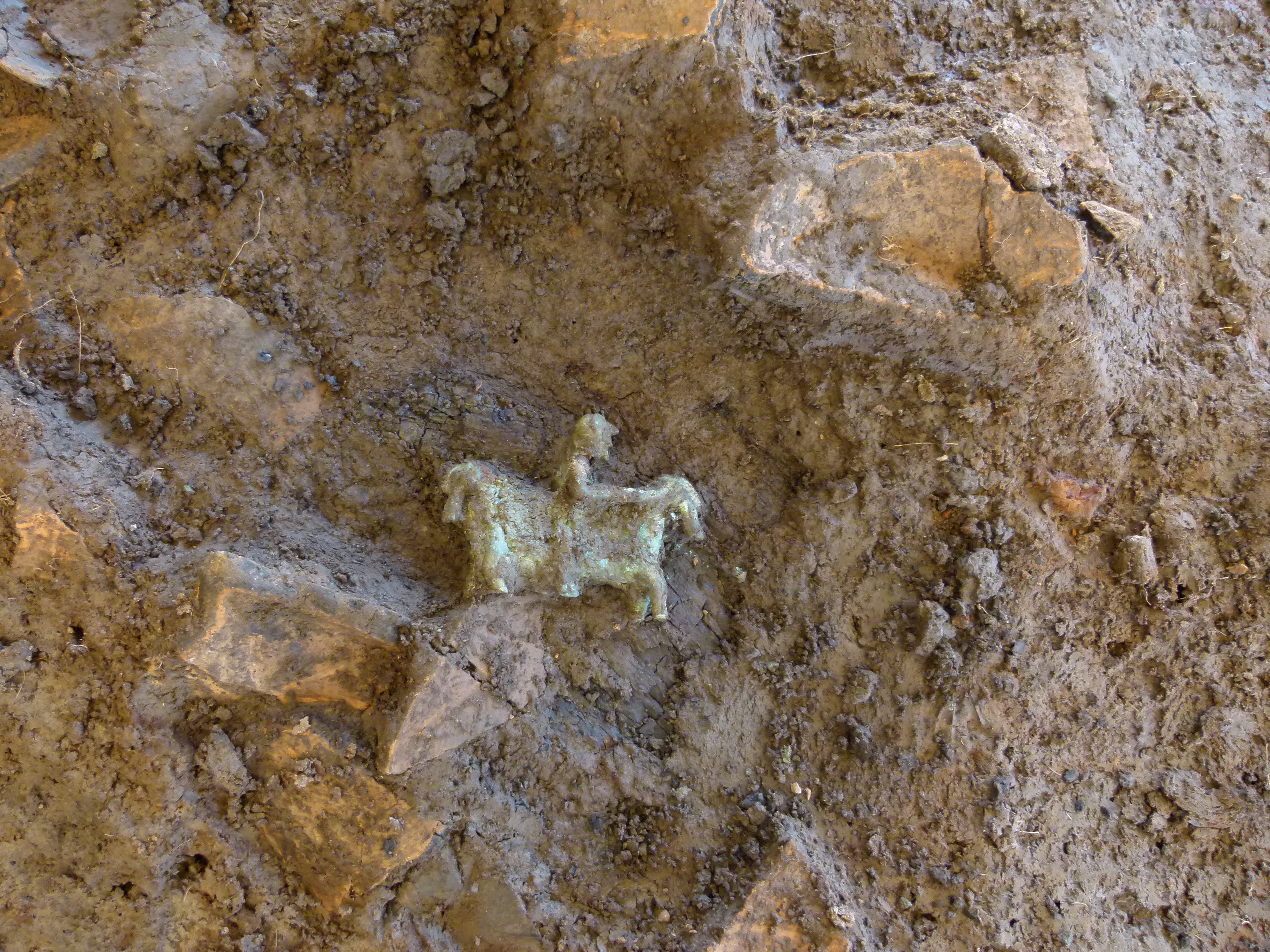  Das bronzene Reiterfigürchen aus dem Zentralgrab in Hügel 3 im Auffindungszustand. [Foto: © Landesamt für Denkmalpflege im Regierungspräsidium Stuttgart/Jan König] 
