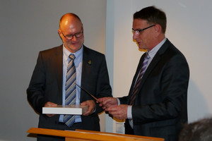 Ehrung von Herrn Mück für 30 Jahre Bürgermeister in Unlingen durch den Stellvertretenden Bürgermeister Wolfgang Winkler