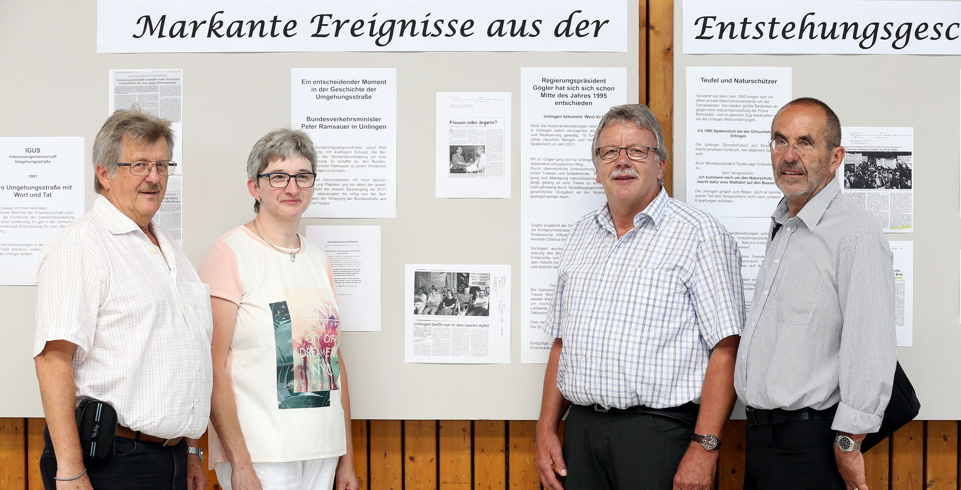  Josef Rettich, Anita Schmid, Reinhold Schmid und Eberhard Schneider vor ihrer Ausstellung 
